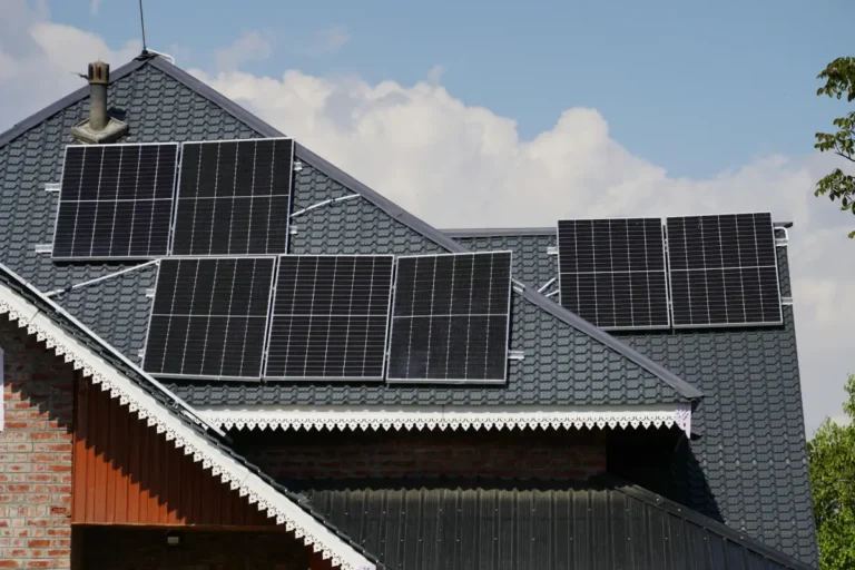 Residential rooftop solar panels showing how many solar panels do i need for a home installation.