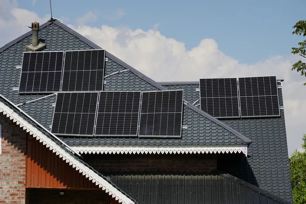 Residential rooftop solar panels showing how many solar panels do i need for a home installation.