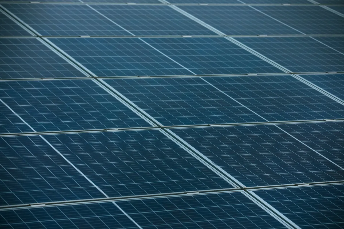 A detailed close-up shot of monocrystalline solar panels showing the deep black, single-crystal silicon cells that provide superior performance in high-heat conditions.